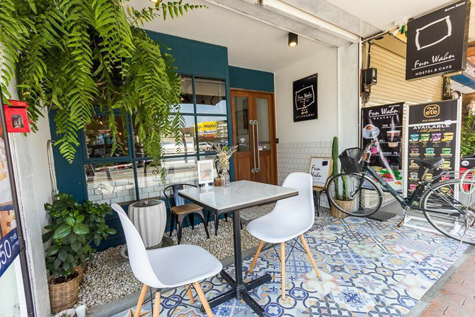 Funwahn Hostel And Cafe Chiang Mai Exterior photo
